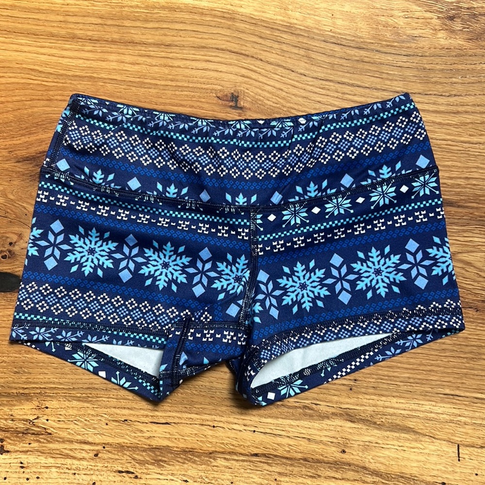 FLEO snowflake shorts sz Small